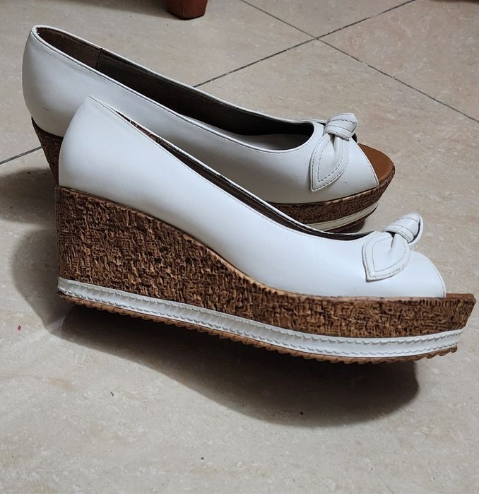 Продам туфли, сапоги и босоножки