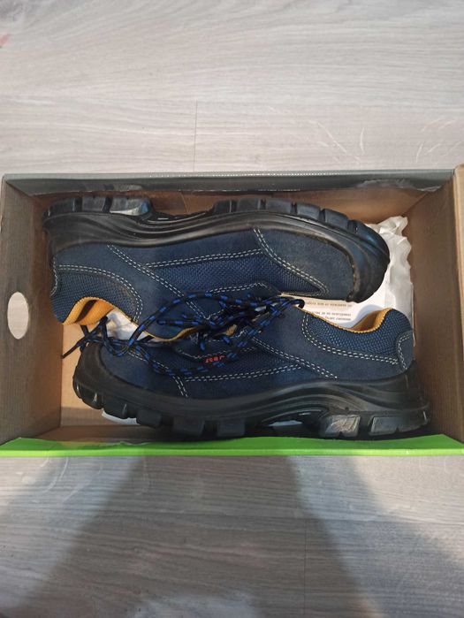 Обувки за работа и туризъм