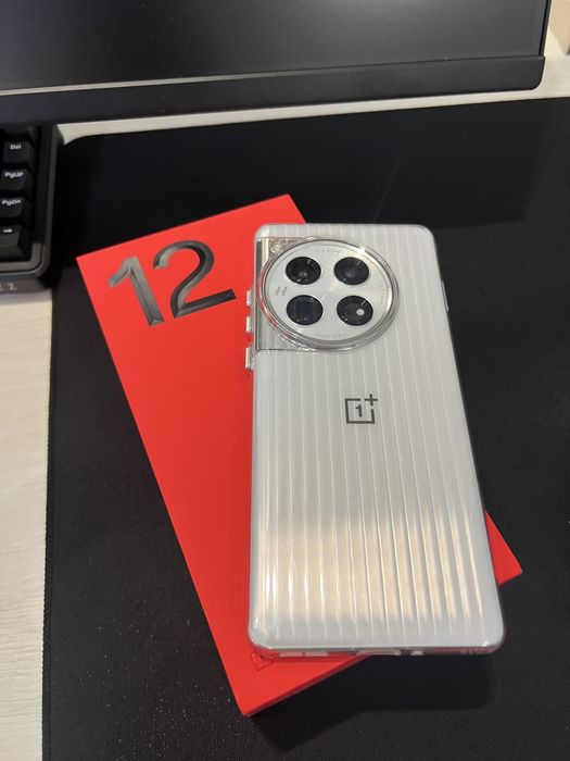 Продам OnePlus 12