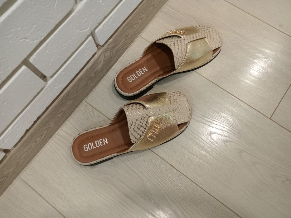 Продаю шлепанцы женские