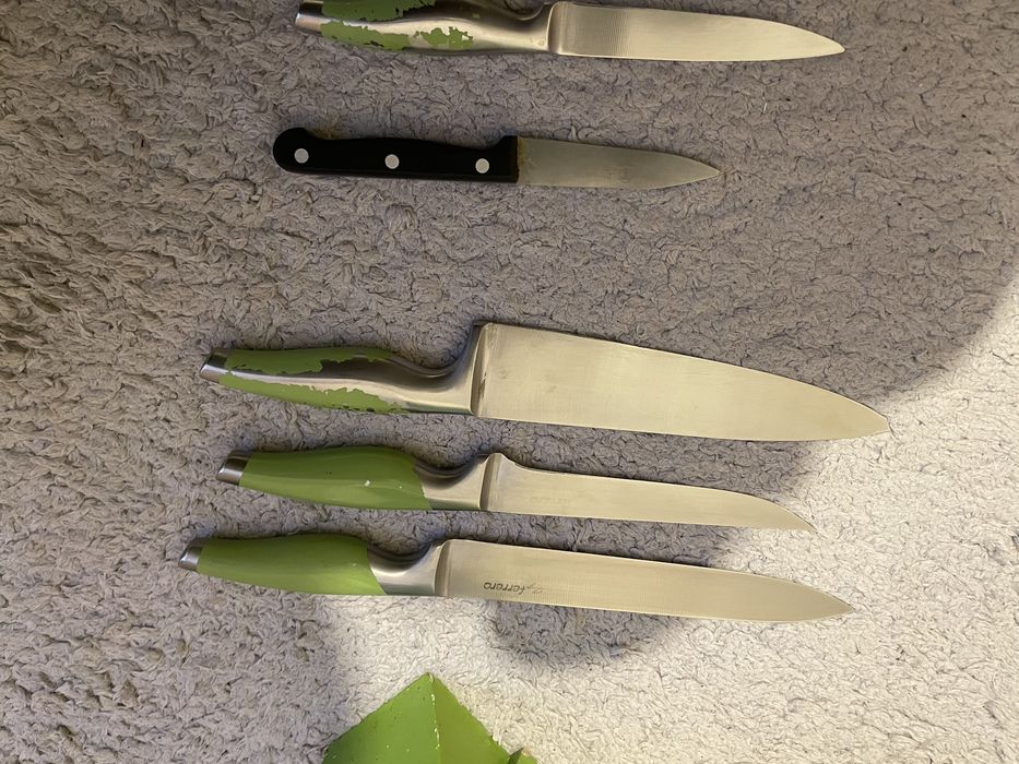 Ножове със стойка+ подарък 30