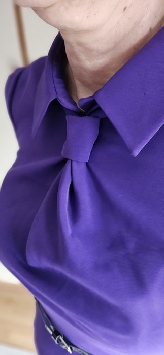 Rochie de zi din tesatura mov, de lungime medie, decolteu rotund