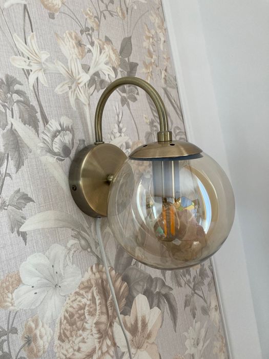 Aplică pentru perete