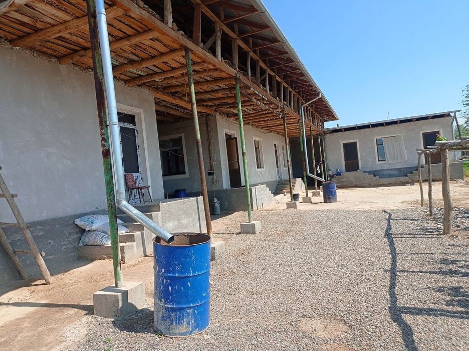 Toshken viloyati Yangiyol tumanida uy,xovli sotiladi. Yengi qurilgan