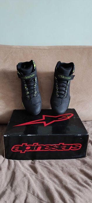 Продавам мото екипировка