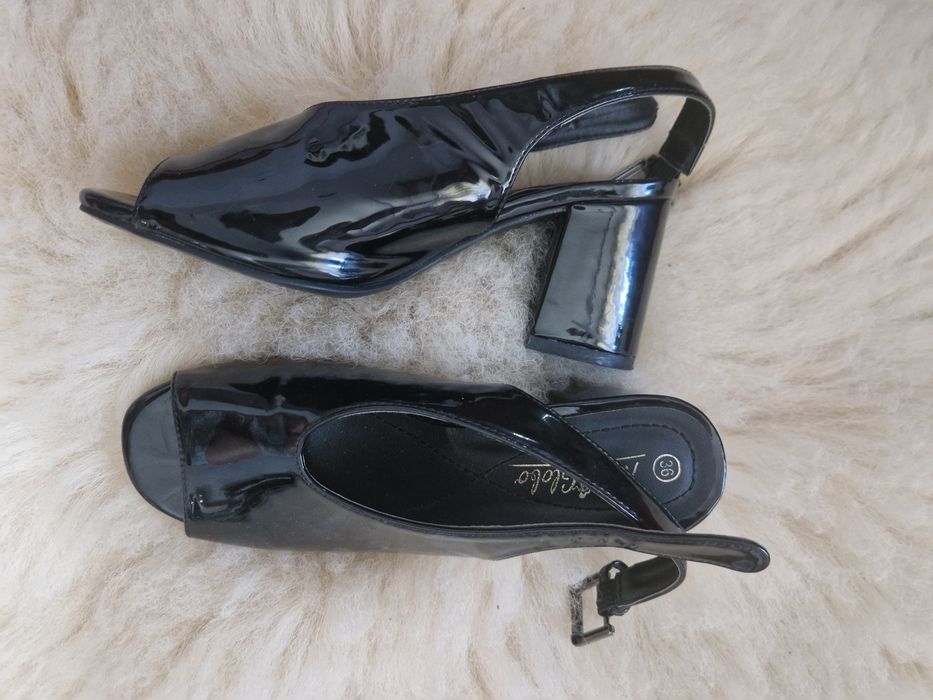 Pantofi din piele lacuită marimea 36