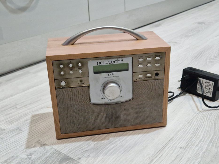 Radio cu afișaj digital perfect funcțional