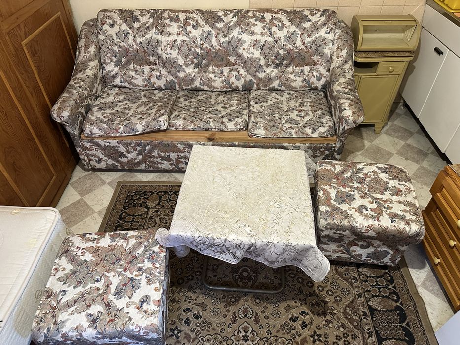 Холна гарнитура - диван, фотьойли и табуретки