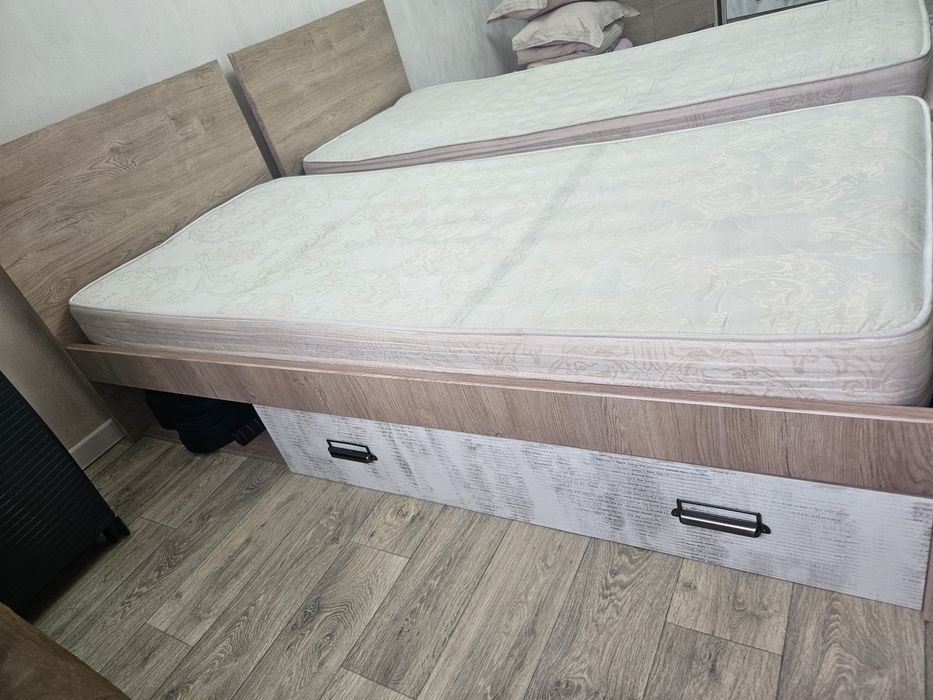 Две кровати с матрацом