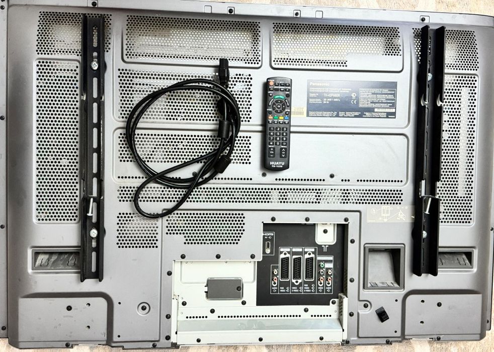 Телевизор с кранштейном