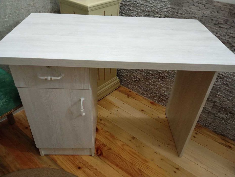 письменный стол. Размер 55 на 110см