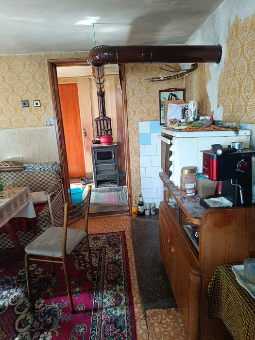 Просторна триетажна къща с голям двор в с. Дивотино, обл. Перник