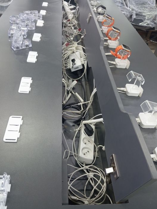 Стол для продаж телефон и ноутбука