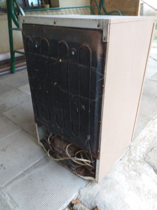 Хладилник AEG Junior, не работи. Може да се използва за шкаф.