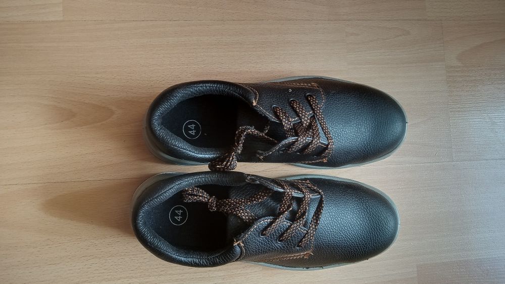 Продавам работни мъжки обувки