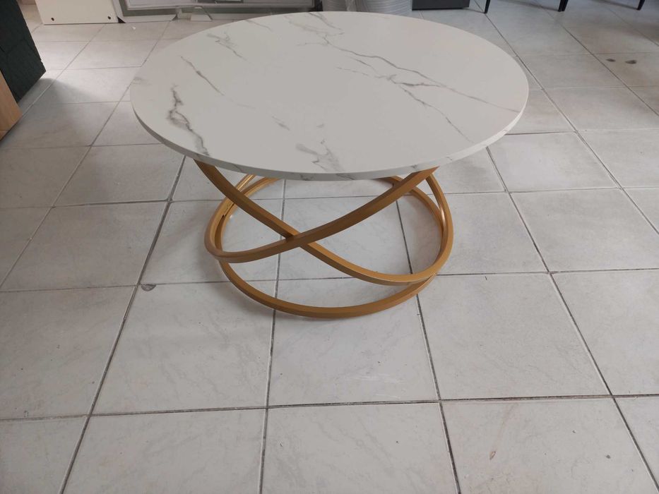 Vand diferite piese de mic mobilier.