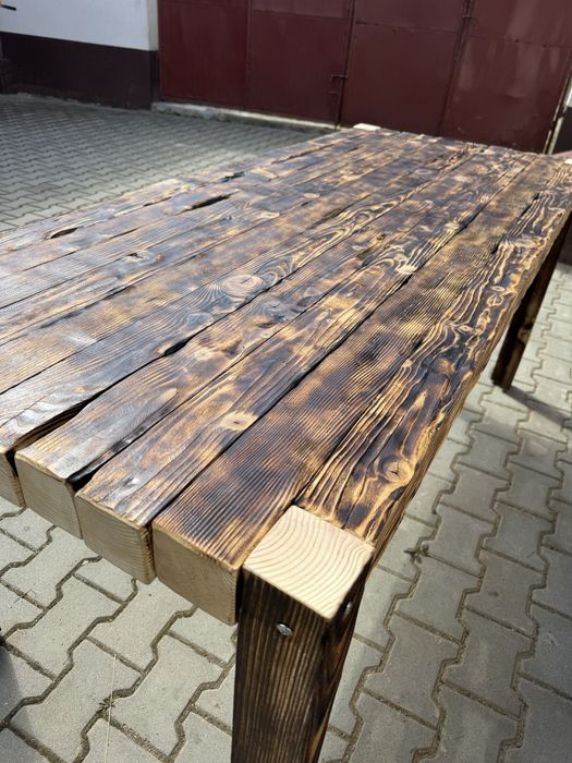 Vând masă din lemn masiv, realizată manual, cu design rustic autentic.