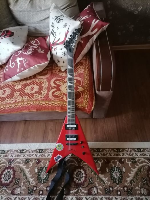 Электрогитара jackson lying v red