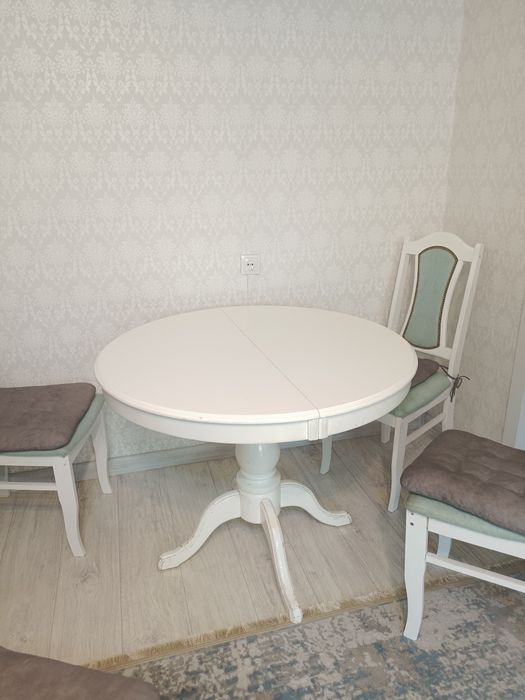 Продам стол 100×100×135, стулья в подарок