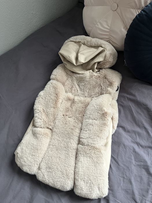 Елек с пух и кожени елементи