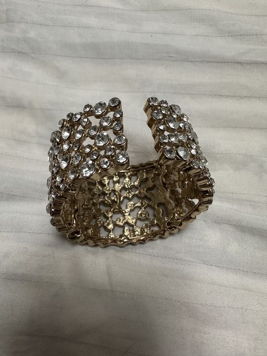 Гривна в златисто със сребристи камъни