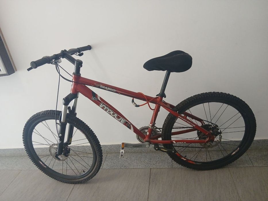 bicicletă DHS Davilo, culoare roșu/bordo, model MTB, cu roți de 26”.