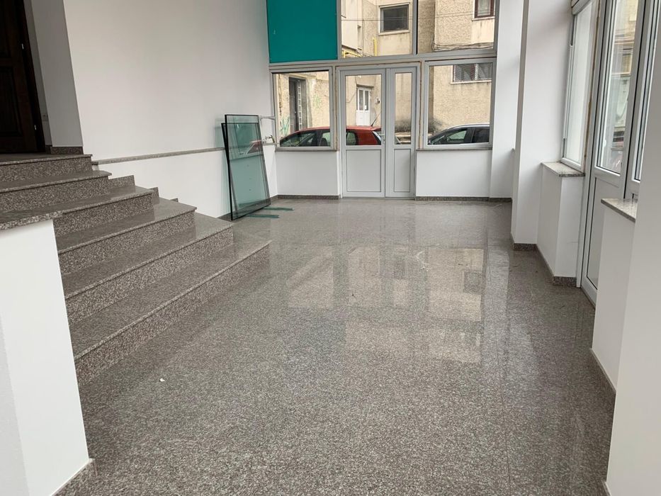 Vând spațiu comercial – 500 mp - parter și subsol bloc nou