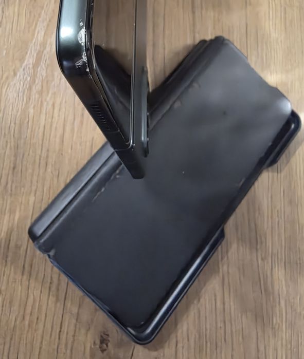 Продается Samsung fold 3 с полным комплектом и родным чехлом.