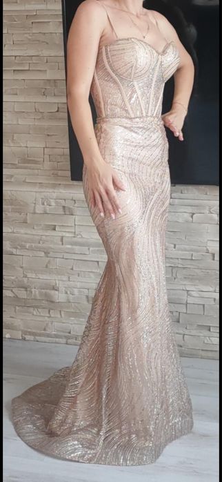 Бална рокля, обличана веднъж за повод в отлично състояние.