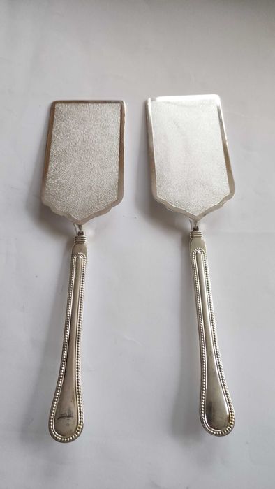 Масивни и големи посребрени прибори за сервиране