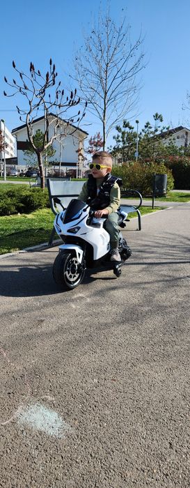 Motocicleta electrica 3-5-ani
