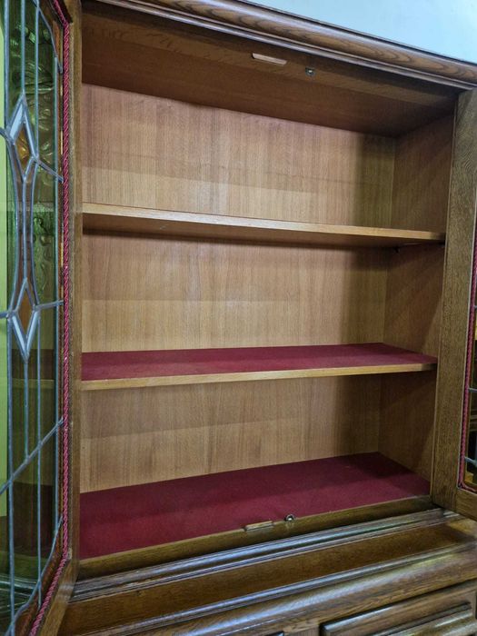 Уникален шкаф с цветен витраж и богата релефна дърворезба