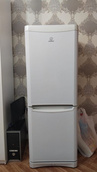 Продам холодильник большой INDESIT
