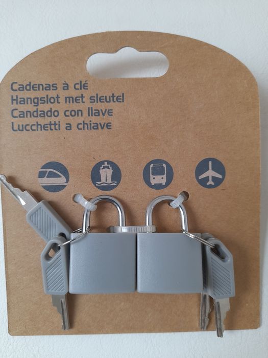 Vând set de lacate dimensiune mica recomandat bagaje sau cutii postale