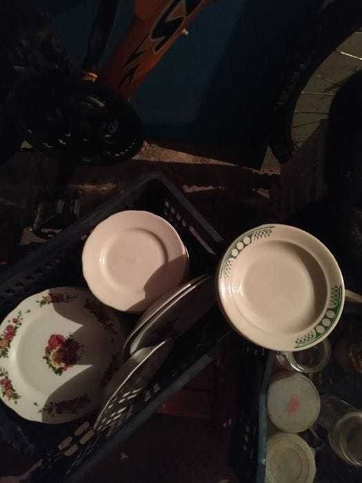 Посуда разная (тарелки,салатницы,ложки,вилки).Цены в объявлении.всеБ/у