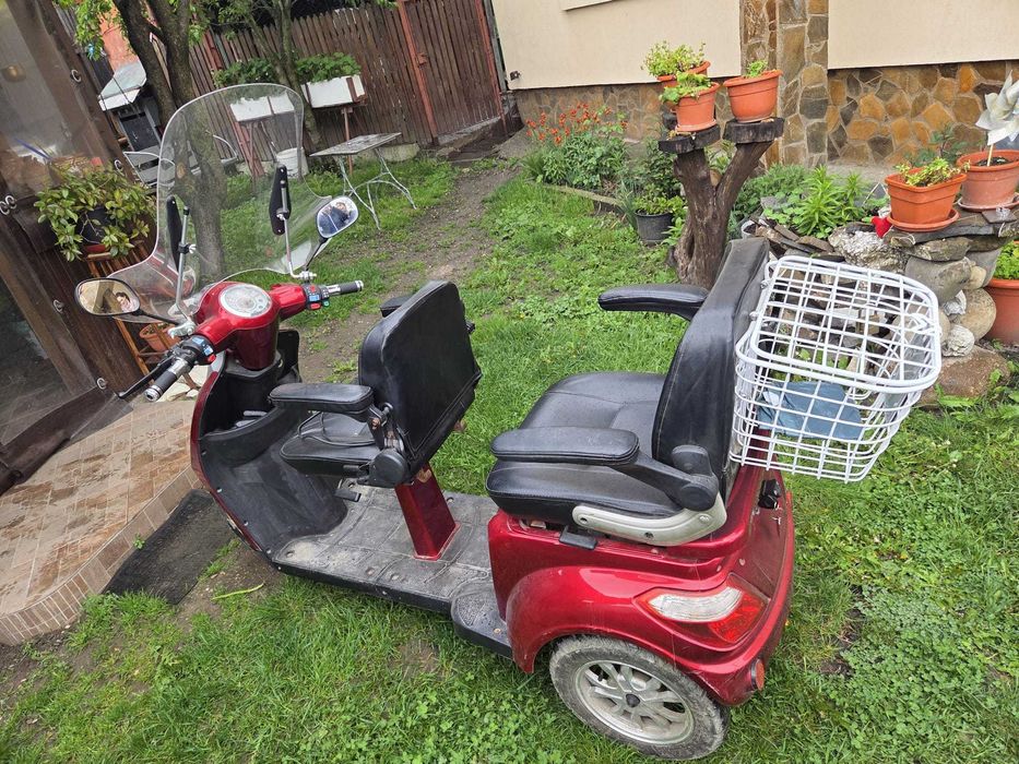 Vand triciclu electric pentru 2 persoae, folosit