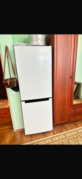 Холодильник indesit.