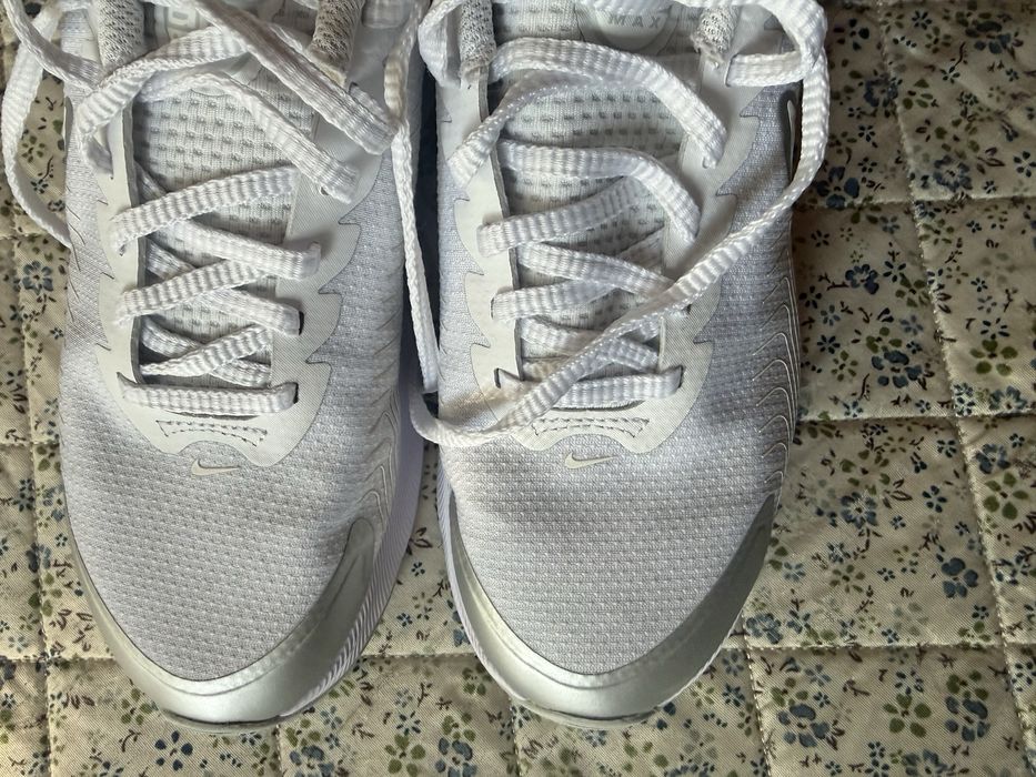 Продавам запазени маратонки на Nike