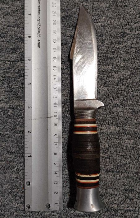 un vechi cuțit de vânătoare german, puternic și ascuțit