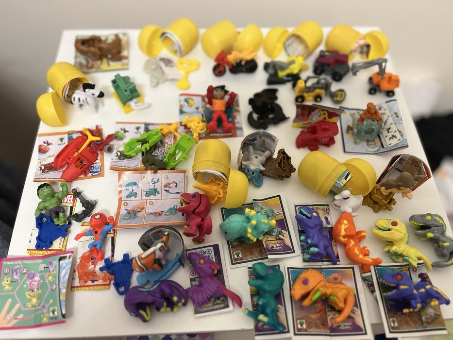 Играчки от шоколадови яйца, стикита и др.