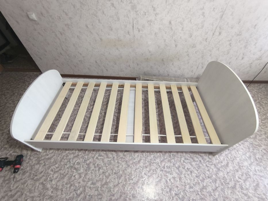 Продам кровать крепкая