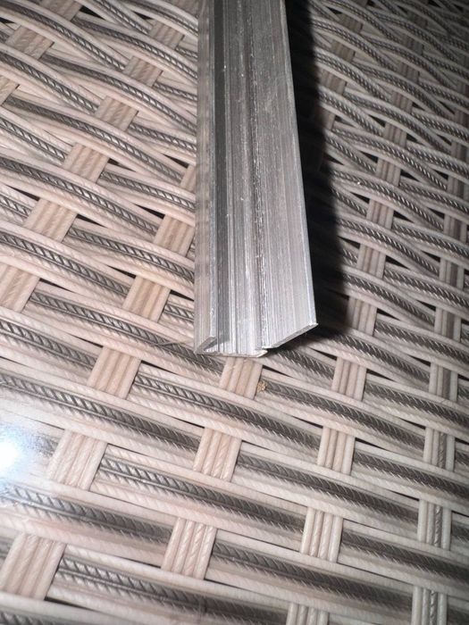 Заключающий алюминний профиль