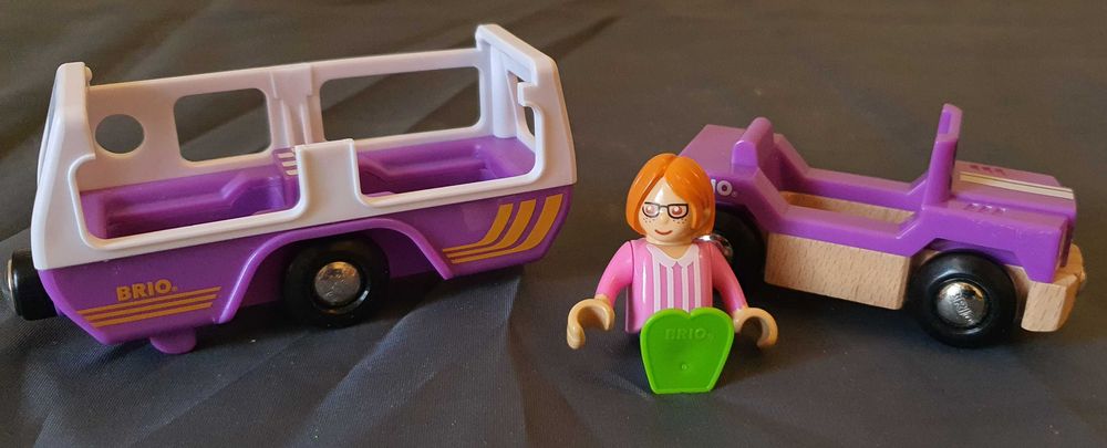 Set de la Brio masina cu remorca si figurina