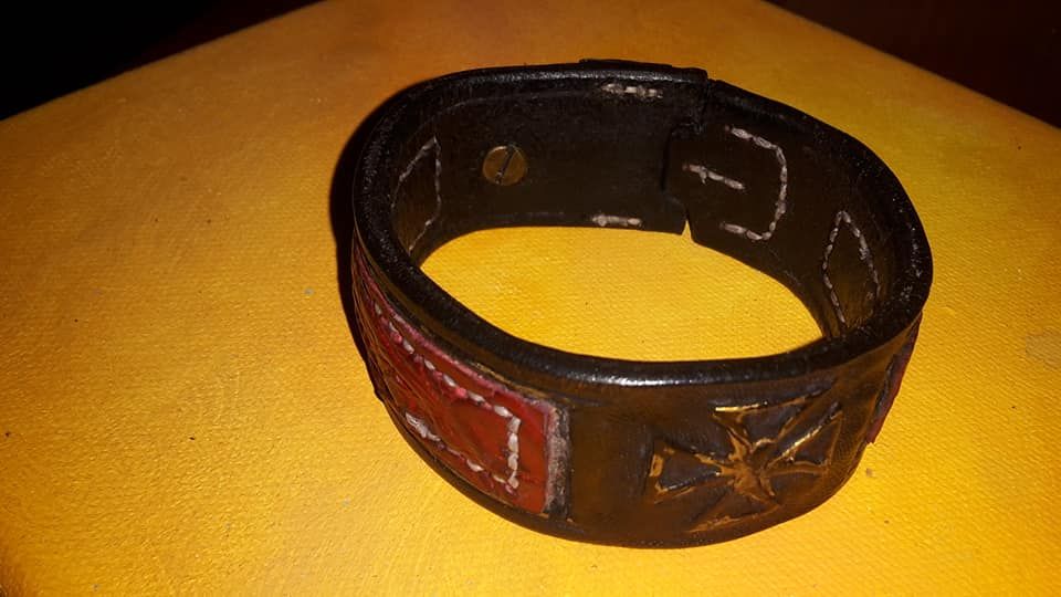 Мъжка гривна кожа.