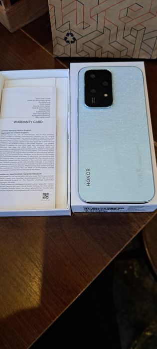 Продавам нов телефон