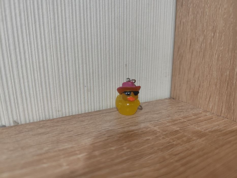 Продавам ключодържатели пате,лапи,Орео и колба с светещ пясък