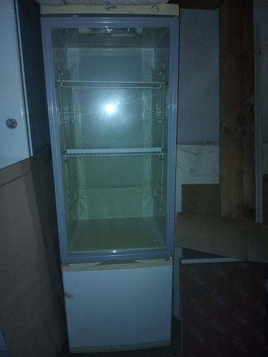Срочно холодильник с морозильной камерой