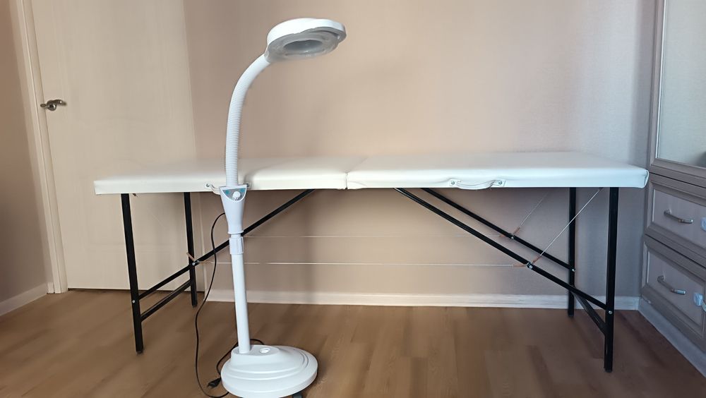 Кушетка чемодан и лампа лупа