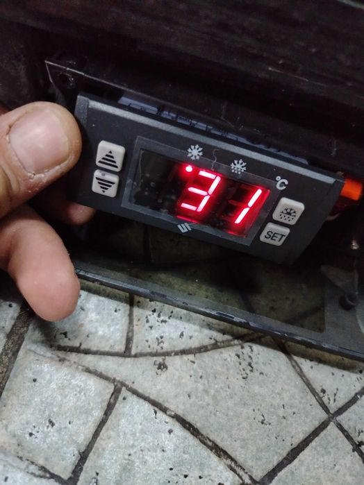 Ремонт на хладилни витрини, хладилници и фризери