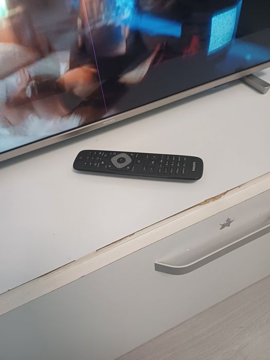 Televizor smart Philips model 32PFS6906/12 cu lumini ambientale pe spate